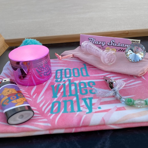 When A Woman Smokes Kit 💨 - Picture 9 of 10